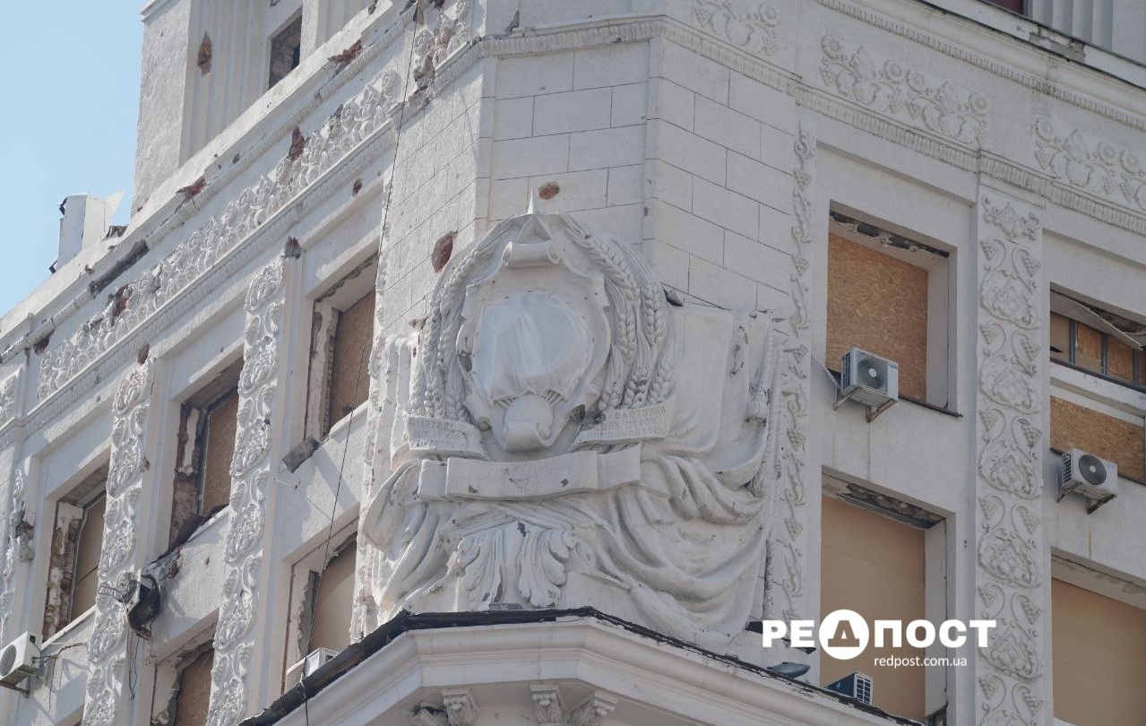 Начались подготовительные работы по демонтажу советской символики на фасаде Харьковского городского совета.